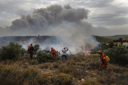 Sute de oameni cu zeci de masini, elicoptere si avioane lupta cu trei incendii uriase in Turcia