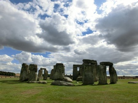 Misterioasa piatra de altar de la Stonehenge ar fi fost adusa de la peste 640 de kilometri departare