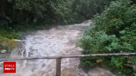 Doua femei si un copil, blocati noaptea in Muntii Retezat din cauza unei ploi torentiale. Au intervenit salvamontistii