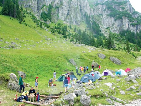 Care sunt cele mai turistice zone din tara? Trei din patru oameni intalniti pe strazile din Brasov sau Constanta intr-un an sunt turisti. Cele doua judete atrag de trei ori mai multi turisti decat numarul locuitorilor