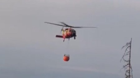 Incendiu masiv de vegetatie intr-o zona greu accesibila din Baile Olanesti. Un elicopter intervine in sprijinul pompierilor