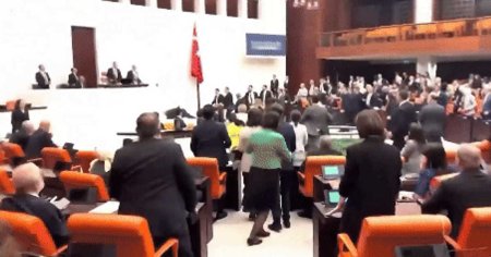 Bataie cu pumnii in Parlamentul turc. O <span style='background:#EDF514'>INCAIERA</span>rea intre zeci de deputati s-a incheiat cu sange pe podea VIDEO