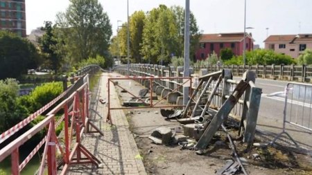 O masina cu doi romani la bord a rupt parapetul unui pod si a plonjat intr-un rau, in Italia. Un barbat a murit