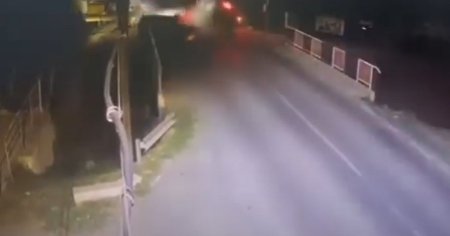 Imagini cu momentul in care o masina a fost aruncata de pe un pod, intr-un grav accident: Ma doare sufletul de fata asta VIDEO