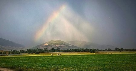 Piramida - curcubeu, fenomen optic uimitor aparut pe cer, de <span style='background:#EDF514'>SFANTA MARIA</span>: M-a lasat fara grai FOTO