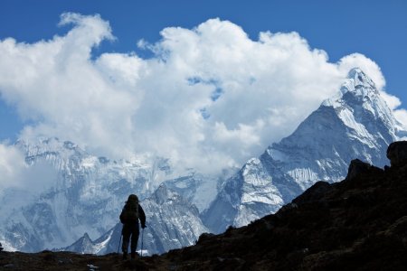 De ce sunt lasate trupurile alpinistilor morti pe Muntele Everest? Peste 200 de cadavre impanzesc muntele