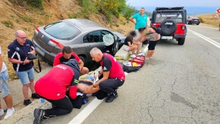 Accident cu trei raniti, pe Transalpina. O masina a derapat intr-o curba si s-a izbit de un podet