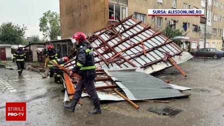 In judetul Bihor, vijelia a smuls acoperisul unui bloc. Bucatile de <span style='background:#EDF514'>TABLA</span> au cazut peste un autoturism