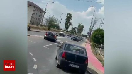 VIDEO. Distractie inconstienta in trafic, la Botosani. Patru soferi au fost filmati in timp ce intrau pe sensul opus