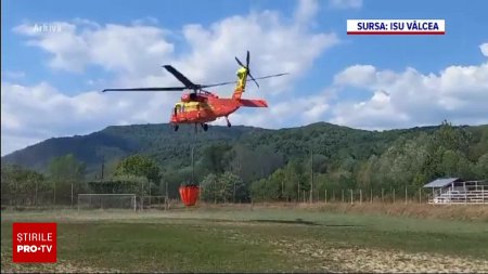 Arde padurea la Baile Olanesti. De doua zile pompierii incearca sa stinga flacarile. A fost trimis un elicopter Black Hawk