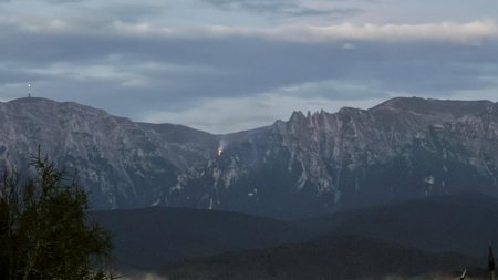 Alerta pe munte! Trasnetele au aprins vegetatia de pe Valea Bujorilor, inspre Creasta Morarului