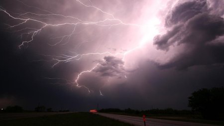 Noi avertizari meteo: Cod rosu de canicula excesiva, furtuni si averse torentiale cu tunete si fulgere