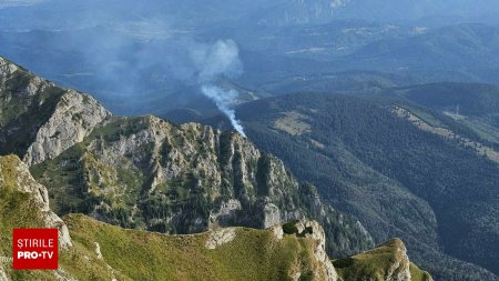 Un incendiu a izbucnit in muntii <span style='background:#EDF514'>BUCEGI</span>, din cauza fulgerelor. Fortele ISU Prahova nu pot interveni