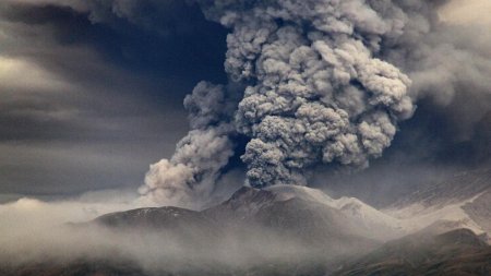 Vulcanul Shiveluch din Peninsula Kamceatka a erupt dupa cutremurului de 7 grade care a afectat regiunea