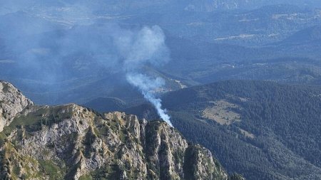 Incendiu in Bucegi. Arde Creasta Morarilor. Pompierii nu pot ajunge in zona si se uita la flacari prin binoclu