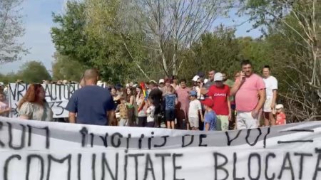 Proteste la Targu Jiu. O bucata de drum de 200 m a fost inchisa si un autobuz a fost scos. Oamenii, obligati sa faca ocol 3 km