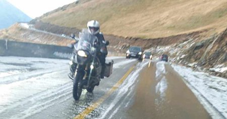 Pe Transalpina a cazut grindina, iar temperatura a scazut brusc. Veselie pe TikTok: Ninge in august