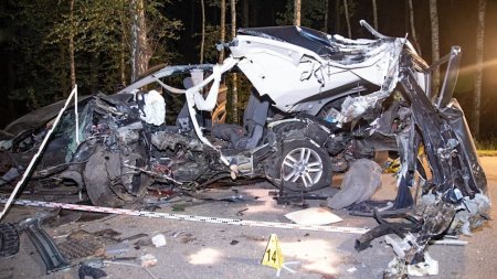 Patru oameni au murit intr-un accident cu doua masini care depaseau simultan un vehicul <span style='background:#EDF514'>FUNERAR</span>, pe o sosea din Germania