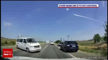 Accident in lant intre doua microbuze si un autoturism, pe o sosea din Vaslui. Impactul a fost filmat de o camera de bord