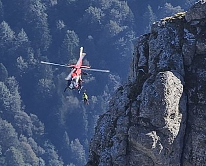 Doi turisti care au ramas blocati in <span style='background:#EDF514'>BUCEGI</span>, recuperati de salvamontisti cu elicopterul | FOTO