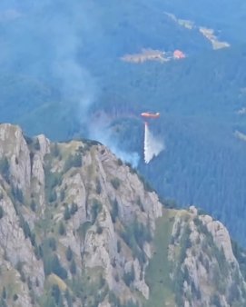 A doua zi de interventie a elicopterului pentru stingerea incendiului provocat de fulger in Masivul Bucegi