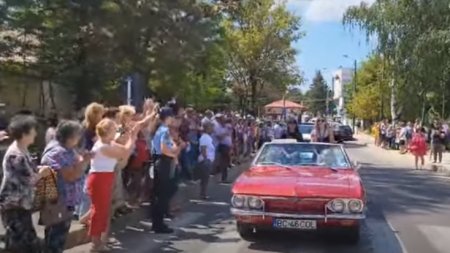 Mihaela Cambei, primita ca o eroina la Onesti. Vicecampioana olimpica la haltere s-a plimbat intr-o masina de epoca si a fost aclamata de localnici | VIDEO