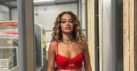 Rita Ora, in chiloti la aeroport dupa concertul din Timisoara! A plecat cu un avion privat