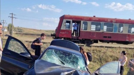 Un tren a lovit o masina in judetul Iasi