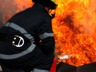 Incendiu urias intr-o fabrica ucraineana atacata de rusi. Localnicii au fost rugati sa stea in case