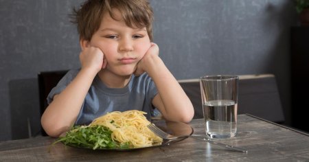 Ce putem face pentru a avea copii mai inalti? Medic: Poate suna ciudat, dar trebuie sa mancam mancare adevarata!