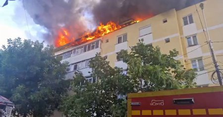 Bloc in flacari in Piatra Neamt. Pompierii au format echipe de cautare-salvare a persoanelor ramase in locuinte FOTO VIDEO