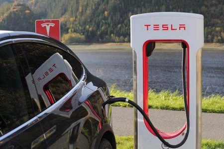 UE a redus la 9% tarifele pentru automobilele electrice Tesla importate din China