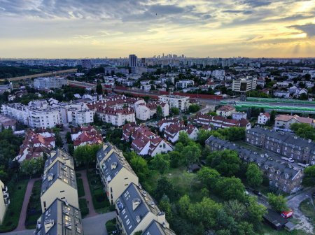 Un barbat misterios, pe jumatate gol, terorizeaza oamenii dintr-un cartier rezidential din Varsovia: 