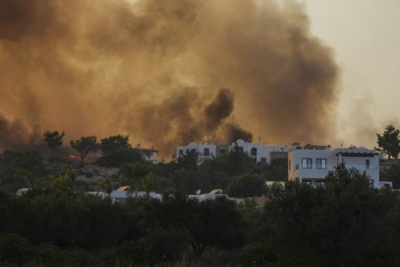 Grecia va despagubi gospodariile afectate de incendiile din apropierea Atenei