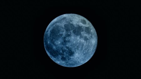 Superluna Albastra va inghiti planeta Saturn in aceasta noapte. Cand incepe ocultatia lunara rara