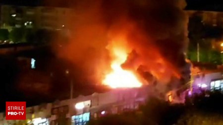 Incendiu violent in Craiova. Cinci spatii comerciale au fost cuprinse de flacari