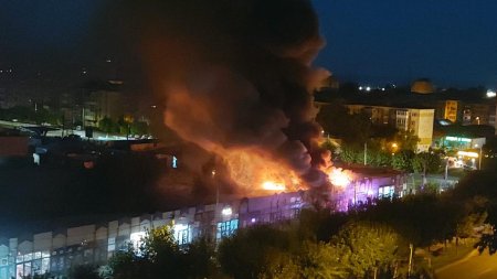 VIDEO Incendiu puternic la Craiova. 5 magazine au fost cuprinse de flacari