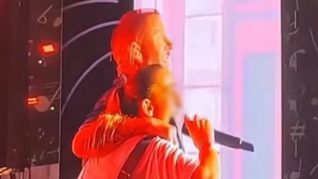 Rapperul Macklemore a chemat pe scena o femeie care se ascundea de politie, ca sa cante cu el, la un concert in Slovacia. A uitat ca era urmarita. Am luat-o ca din oala