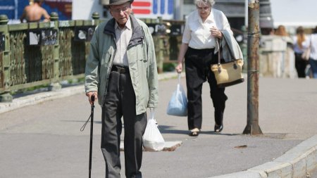 Ministerul Muncii: Indemnizatia sociala pentru pensionari nu scade sub 1.281 de lei