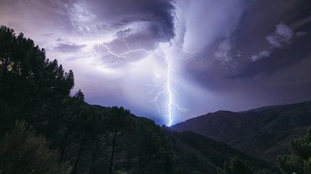 Ce trebuie sa facem daca ne prinde furtuna pe munte. Sfaturile salvamontistilor care ne pot salva viata