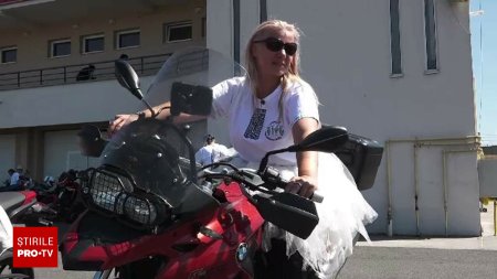 Peste 250 de motocicliste la prima parada moto din Romania. Conduc intr-un mod foarte prudent. Este enervant de sexy