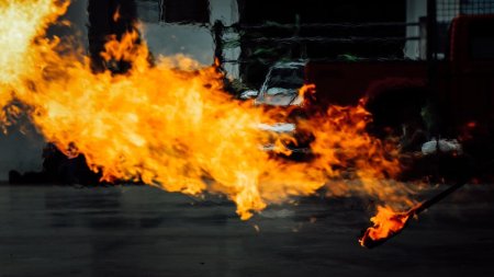 Un barbat a fost incendiat pe strada, la Constanta, in urma unui conflict. Un trecator care a incercat sa il ajute a suferit arsuri