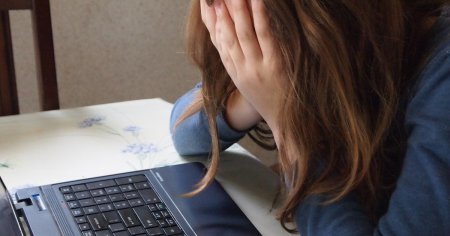 Pericolul din online. O <span style='background:#EDF514'>FETITA DE 12 ANI</span> a alertat autoritatile la nivel mondial cu un mesaj de suicid din cauza cyberbullying-ului