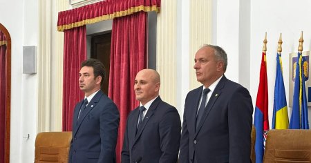 Gafa a unui oficial MAI la ceremonia de instalare in functie a unui prefect. A gresit si numele investitului, si numele judetului