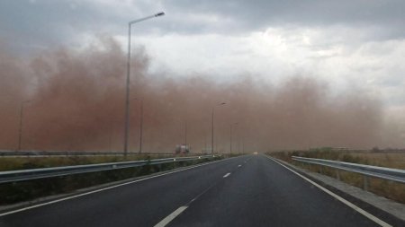 Fenomen bizar pe cer, in Oradea: Oamenii au filmat nori de praf rosu in oras. Pulberea ar fi de la o fosta fabrica de vopsele