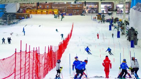 Un mall de langa Madrid le ofera vizitatorilor o statiune de schi acoperita, deschisa tot anul: Uit de cele 38 de grade de acasa