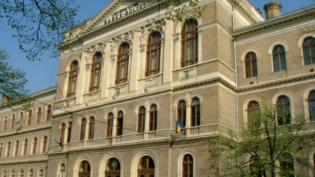 <span style='background:#EDF514'>ABSOLVENTII</span> de liceu pot opta pentru universitati cu programe duale. Care sunt avantajele