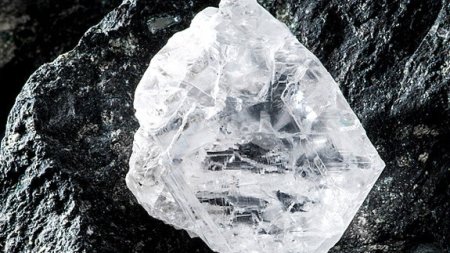 Descoperire colosala: Botswana dezgroapa al doilea cel mai mare diamant din istorie. Gigantul de 2.492 de carate ar putea fi estimat la aproximativ 40 de milioane de dolari