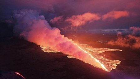 Noua eruptie a vulcanului in Islanda. Limba de foc are o lungime de 3 kilometri