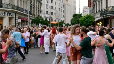 Demonstratii antrenante de dans, instalatii de arta contemporana, expozitii de statui vivante, concerte si multiple activitati creative pe Calea Victoriei, in weekendul 24-25 august, la Strazi deschise, Bucuresti - Promenada urbana